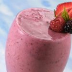 Smoothie aux fruits rouges frais.