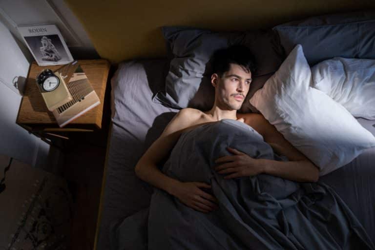 homme dans son lit