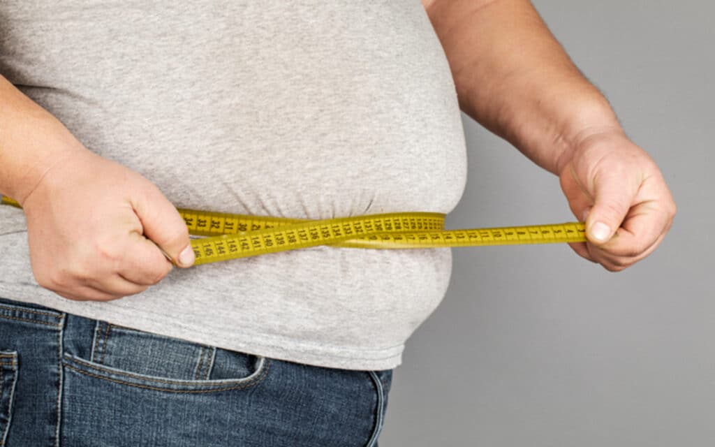 homme qui mesure son tour de taille