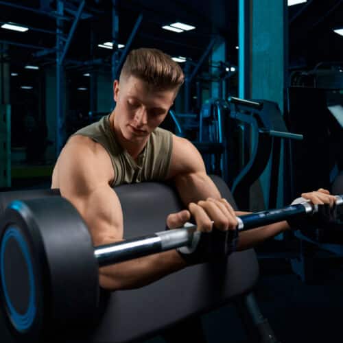 Homme faisant de la musculation pour les biceps