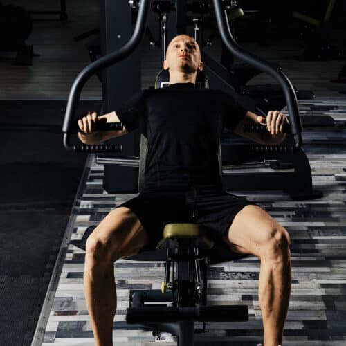 Homme faisant exercice musculation salle de sport pour les pectoraux