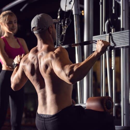 Homme musclé s'entraînant en salle de sport