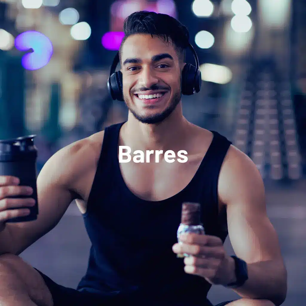 Homme souriant en salle de sport avec écouteurs et shaker.