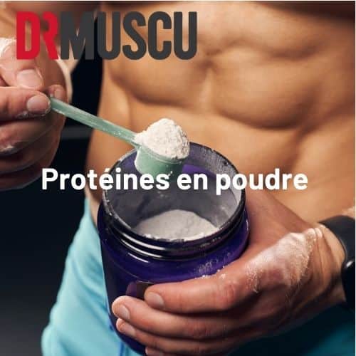 Homme musclé tenant protéines en poudre.