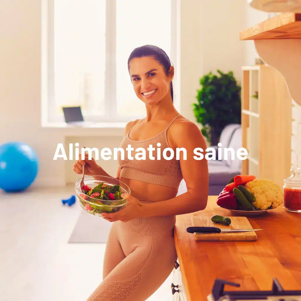 Femme souriante tenant un saladier de légumes frais.