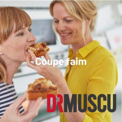 Deux femmes souriantes mangeant des gâteaux.