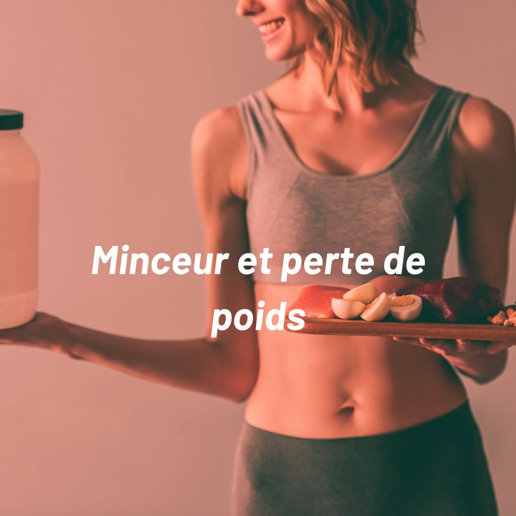Femme souriante tenant nourriture saine et compléments alimentaires.