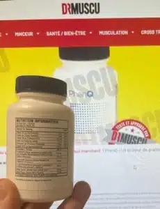 Flacon de complément alimentaire devant écran d'ordinateur.