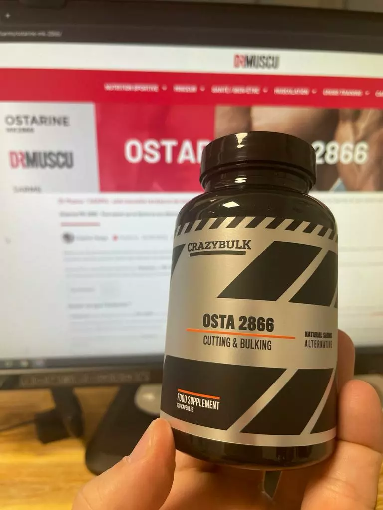 Pot de complément alimentaire Ostarine 2866 devant écran.
