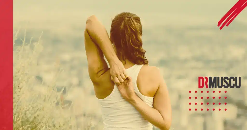 Femme faisant du yoga en extérieur.