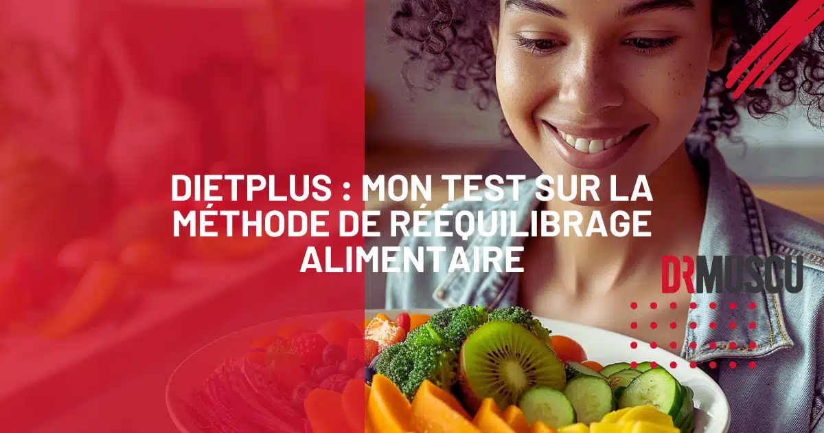 Femme souriante avec assiette de légumes frais.