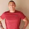 Homme souriant en t-shirt rouge
