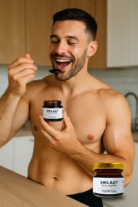 Homme mangeant du Shilajit avec une cuillère.